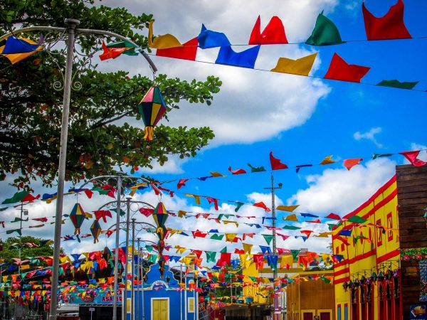 Rua decorada com bandeirinhas para festa junina