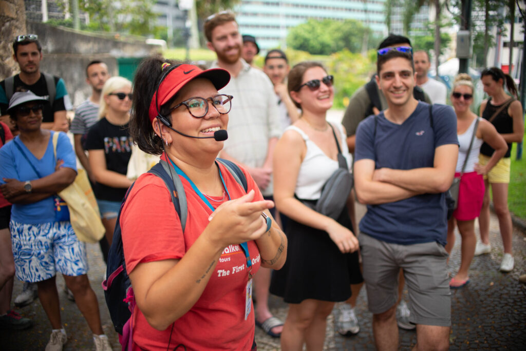 Guía del Free Walking Tour Centro de Río señalando algo mientras el grupo observa