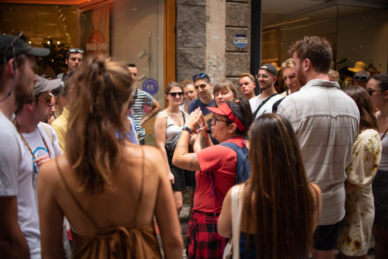 Grupo ao redor do guia do Free Walking Tour Centro do Rio de Janeiro