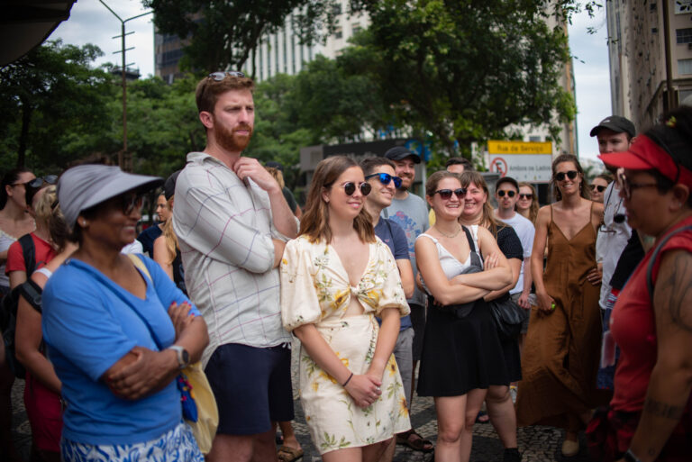 Grupo assistindo à explicação do guia