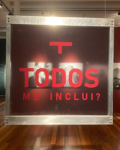 Obra com escrita "Todos me inclui?", no Museu de Arte do Rio (MAR)